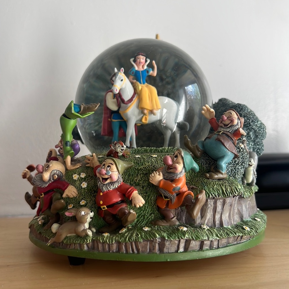 Disney Snow White snow globe